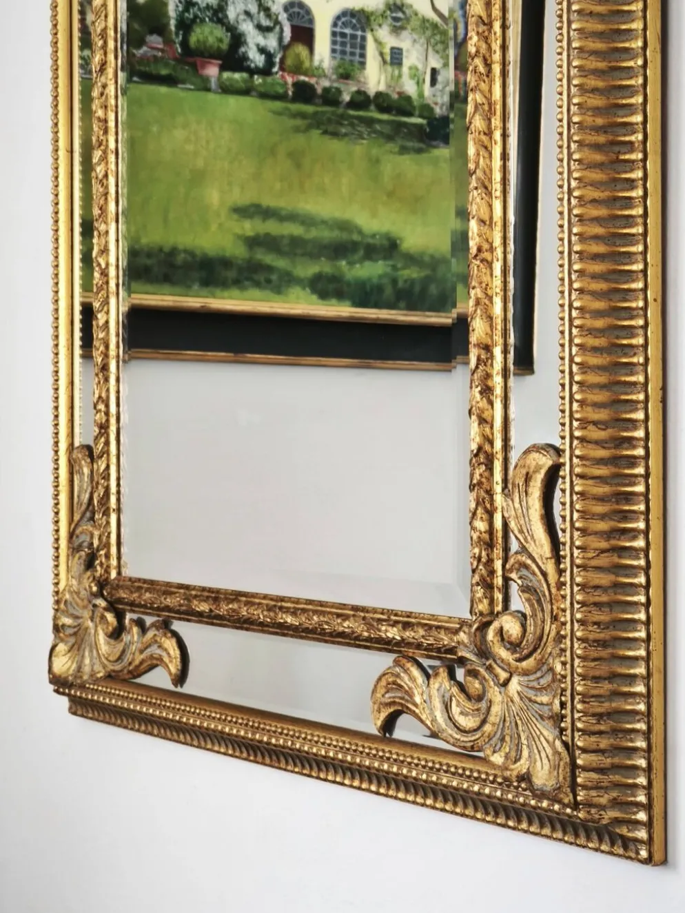 Grand miroir italien doré en bois à verre biseauté