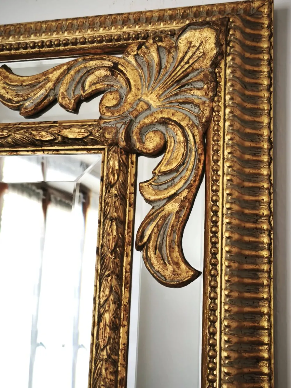 Grand miroir italien doré en bois à verre biseauté