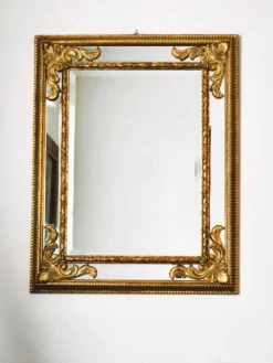 Grand miroir italien doré en bois à verre biseauté
