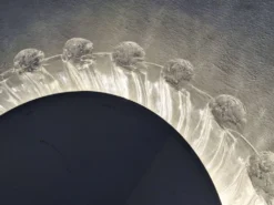 Grand miroir mural biseauté circulaire éclairé en lucite de glace fondue, années 1970