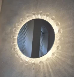 Grand miroir mural biseauté circulaire éclairé en lucite de glace fondue, années 1970