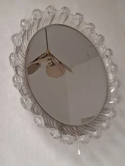 Grand miroir mural biseauté circulaire éclairé en lucite de glace fondue, années 1970