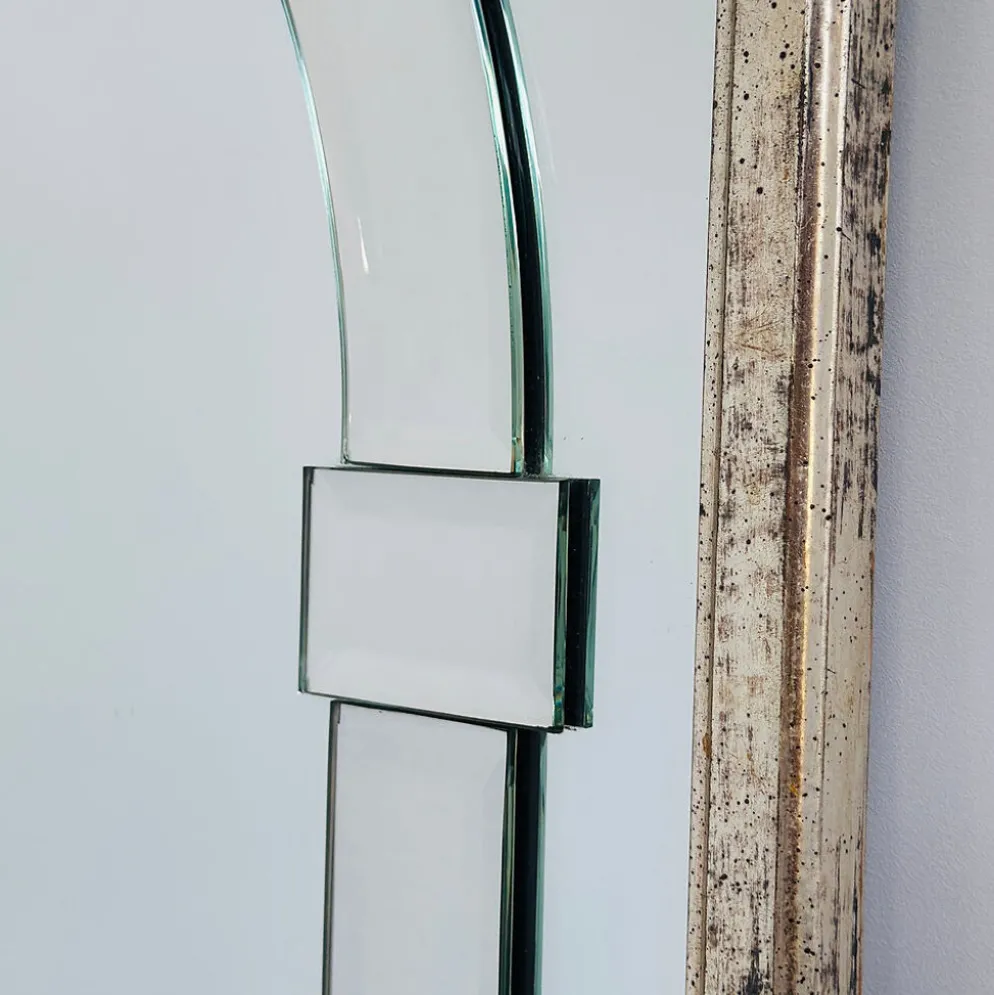 Grand miroir mural en verre biseauté de style Art Déco avec design d'arc architectural.