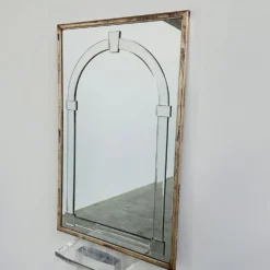 Grand miroir mural en verre biseauté de style Art Déco avec design d'arc architectural.