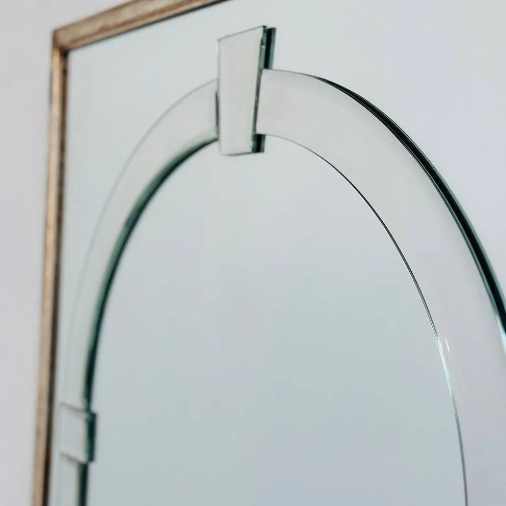 Grand miroir mural en verre biseauté de style Art Déco avec design d'arc architectural.
