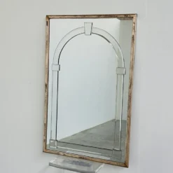 Grand miroir mural en verre biseauté de style Art Déco avec design d'arc architectural.