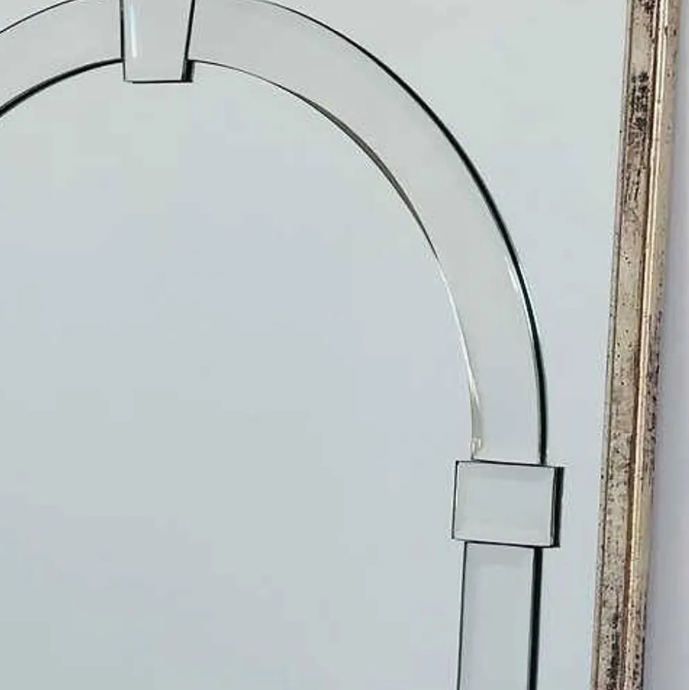 Grand miroir mural en verre biseauté de style Art Déco avec design d'arc architectural.