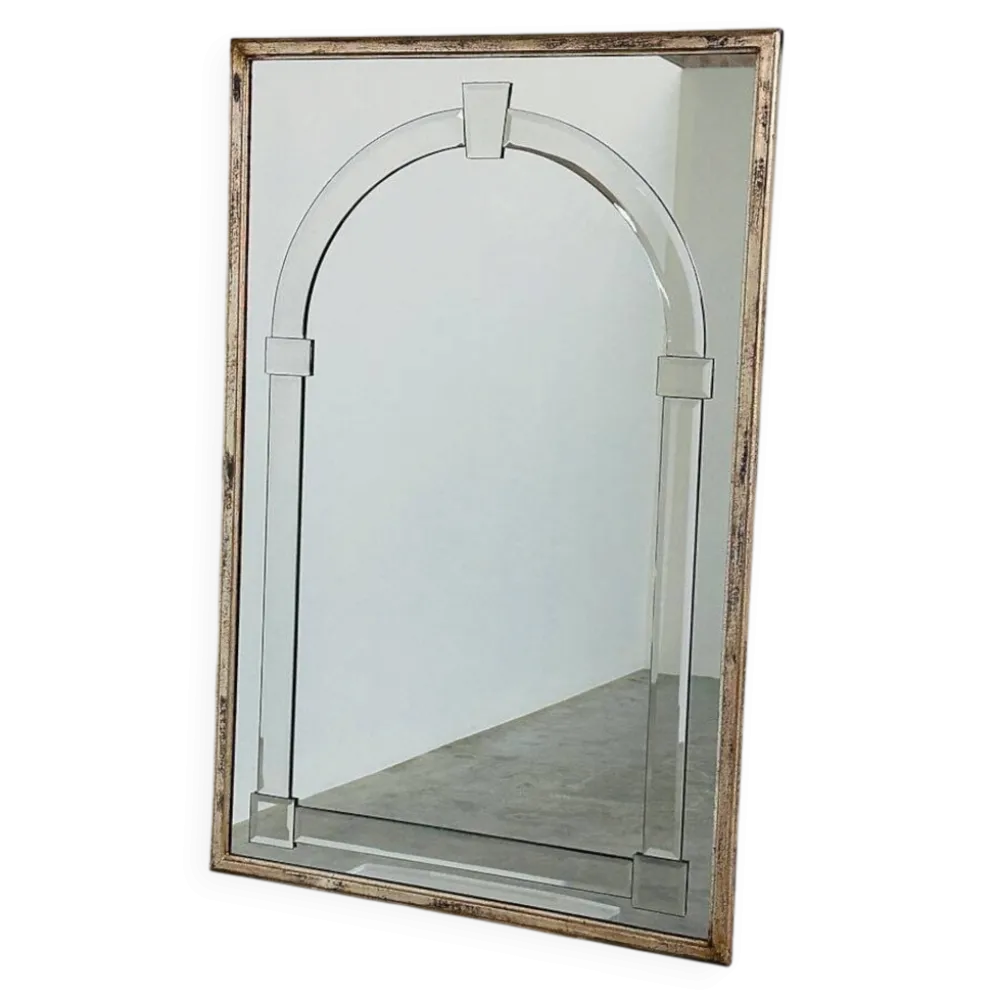 Grand miroir mural en verre biseauté de style Art Déco avec design d'arc architectural.