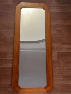 Grand miroir mural octogonal en pin, années 1970 – 103 × 40 cm