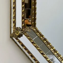 Grand miroir mural octogonal en métal doré espagnol et mosaïque biseautée, style Hollywood Regency.
