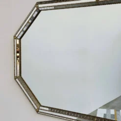 Grand miroir mural octogonal en métal doré espagnol et mosaïque biseautée, style Hollywood Regency.