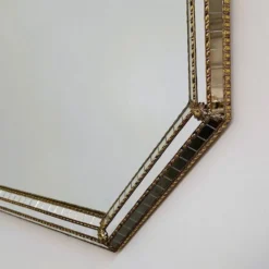 Grand miroir mural octogonal en métal doré espagnol et mosaïque biseautée, style Hollywood Regency.