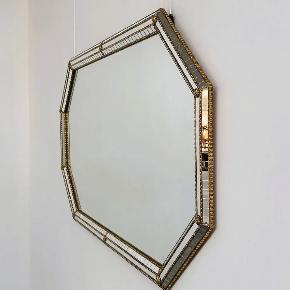 Grand miroir mural octogonal en métal doré espagnol et mosaïque biseautée, style Hollywood Regency.