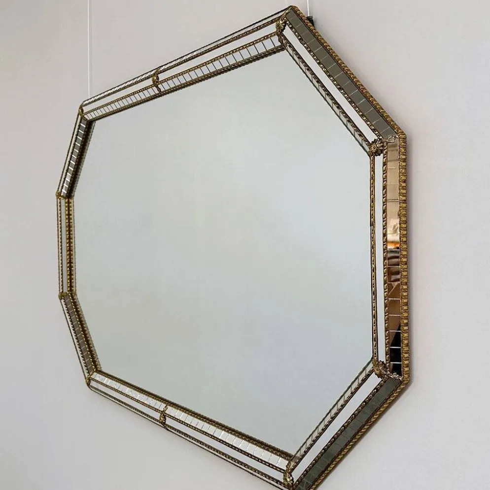 Grand miroir mural octogonal en métal doré espagnol et mosaïque biseautée, style Hollywood Regency.