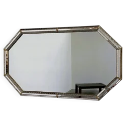 Grand miroir mural octogonal en métal doré espagnol et mosaïque biseautée, style Hollywood Regency.