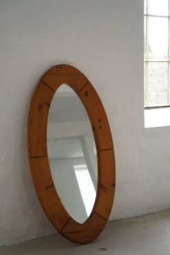 Grand miroir mural ovale en pin massif par Glasmäster Markaryd, Suède, années 1960