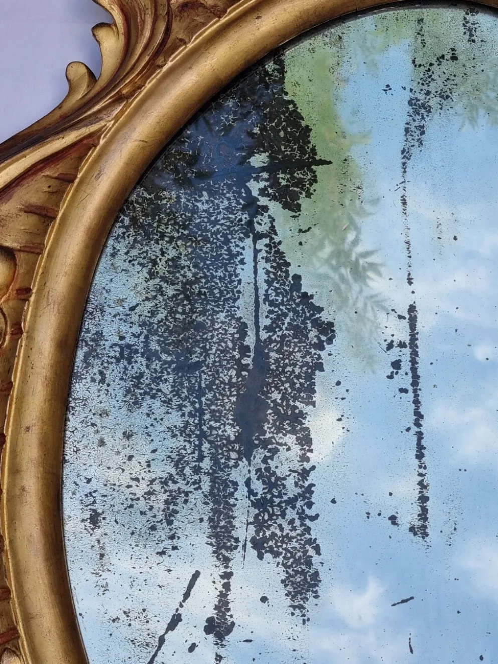 Grand miroir ovale doré, style Louis XV rocaille, fin XIXe, 114 x 66 cm
