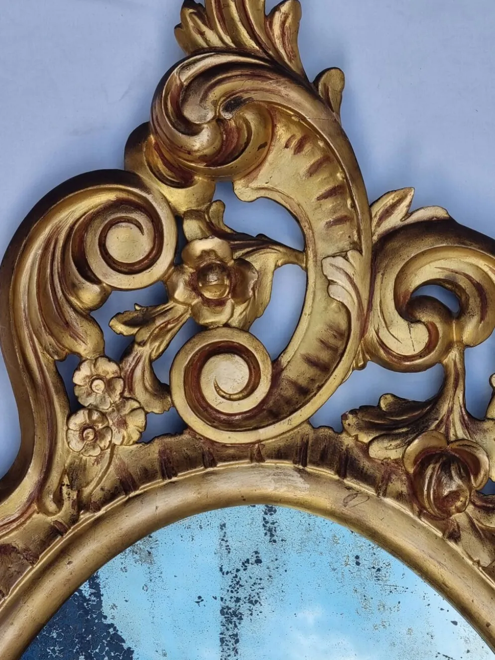 Grand miroir ovale doré, style Louis XV rocaille, fin XIXe, 114 x 66 cm