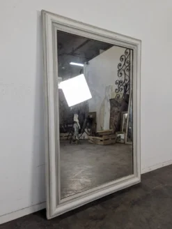 Grand miroir rectangulaire à cadre en bois laqué blanc