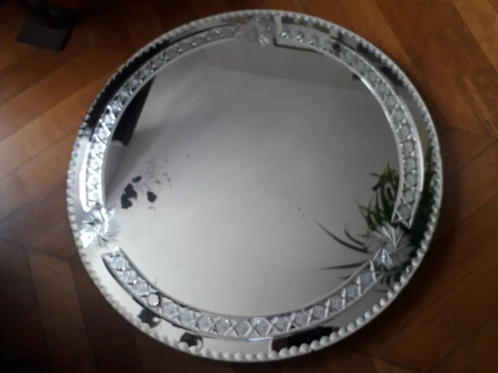 Grand miroir rond ancien finement décoré