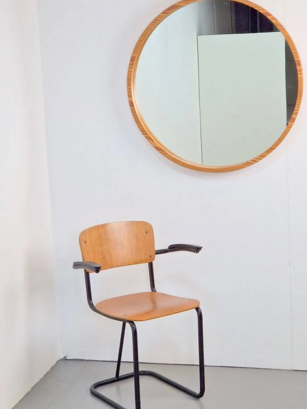 Grand miroir rond en pin du milieu du siècle, Danemark, années 1960.