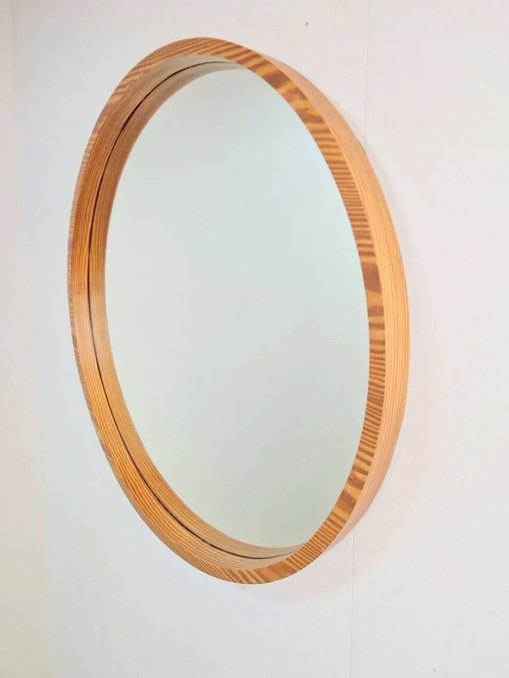 Grand miroir rond en pin du milieu du siècle, Danemark, années 1960.