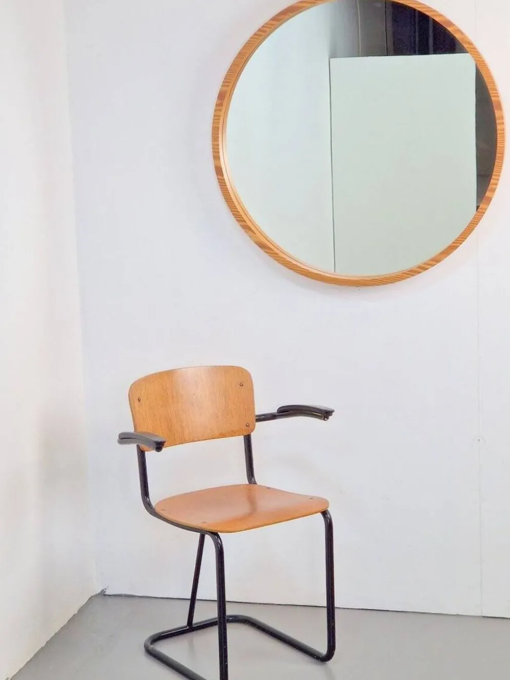Grand miroir rond en pin du milieu du siècle, Danemark, années 1960.