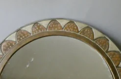 Grand miroir rond marocain en laiton rt cuivre ciselé, années 70-80