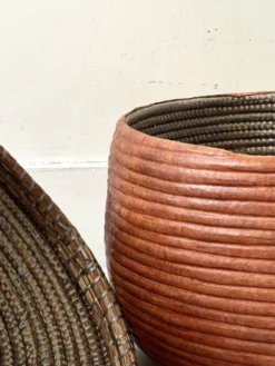 Grand panier couvert en vannerie et cuir tanné véritable coloris terracota