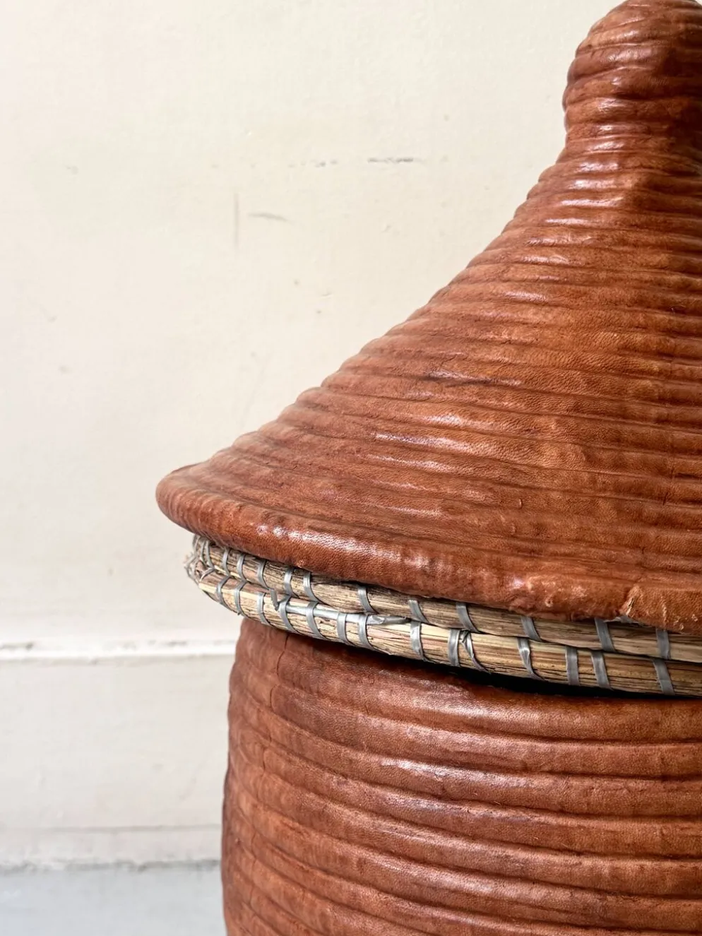 Grand panier couvert en vannerie et cuir tanné véritable coloris terracota