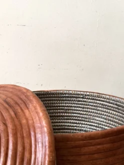 Grand panier couvert en vannerie et cuir tanné véritable coloris terracota
