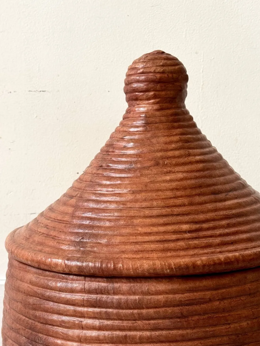 Grand panier couvert en vannerie et cuir tanné véritable coloris terracota
