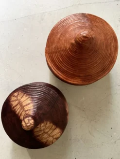 Grand panier en vannerie et cuir tanné violine, artisanat subsaharien