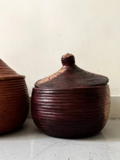Grand panier en vannerie et cuir tanné violine, artisanat subsaharien