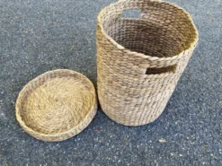 Grand panier à linge / coffre de rangement en jacinthe d'eau tressée couver