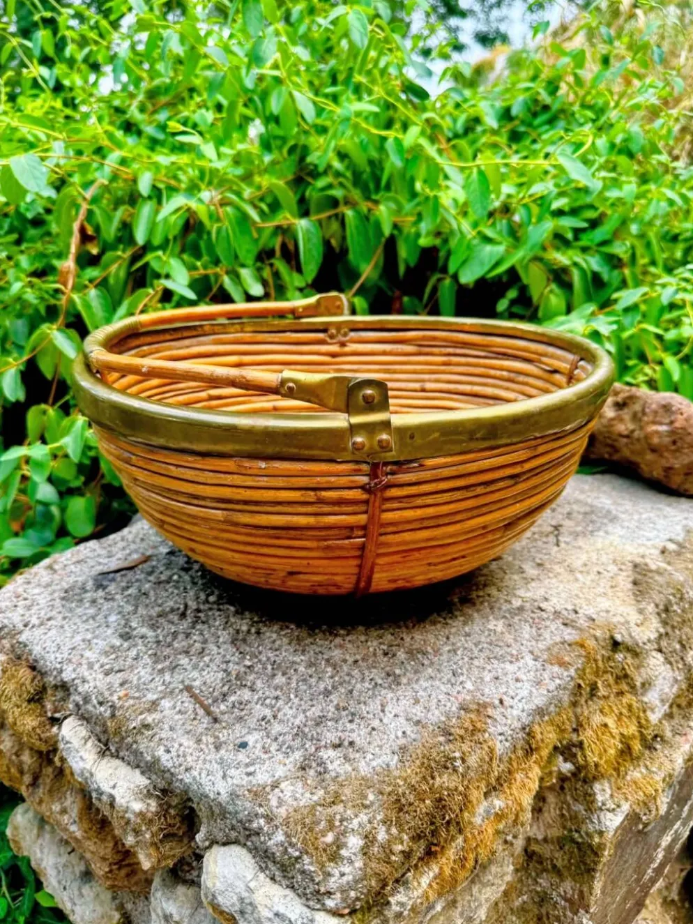 Grand panier rotin laiton Gabriella Crespi années 60