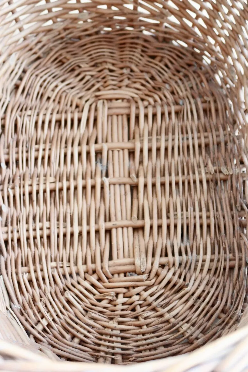 Grand panier vintage en osier tressé avec anse centrale