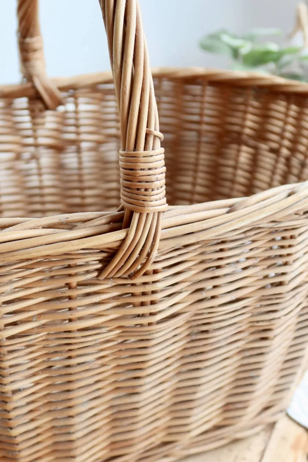 Grand panier vintage en osier tressé avec anse centrale