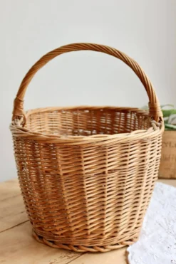 Grand panier vintage en osier tressé avec anse centrale