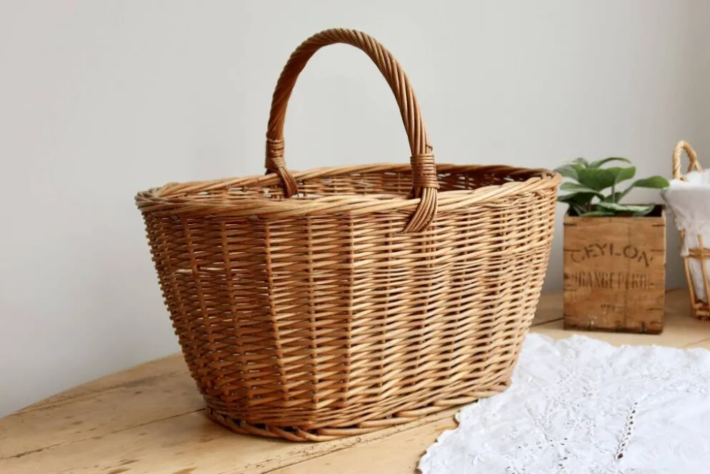Grand panier vintage en osier tressé avec anse centrale