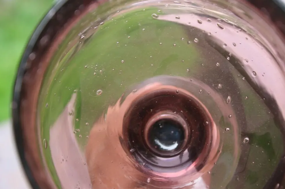 Grand photophore sur pied en verre bullé améthyste – H27 cm