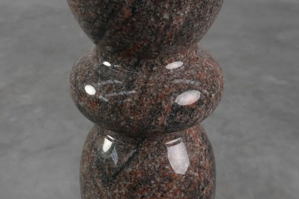 Grand piédestal en granit du milieu du siècle, Italie années 1960