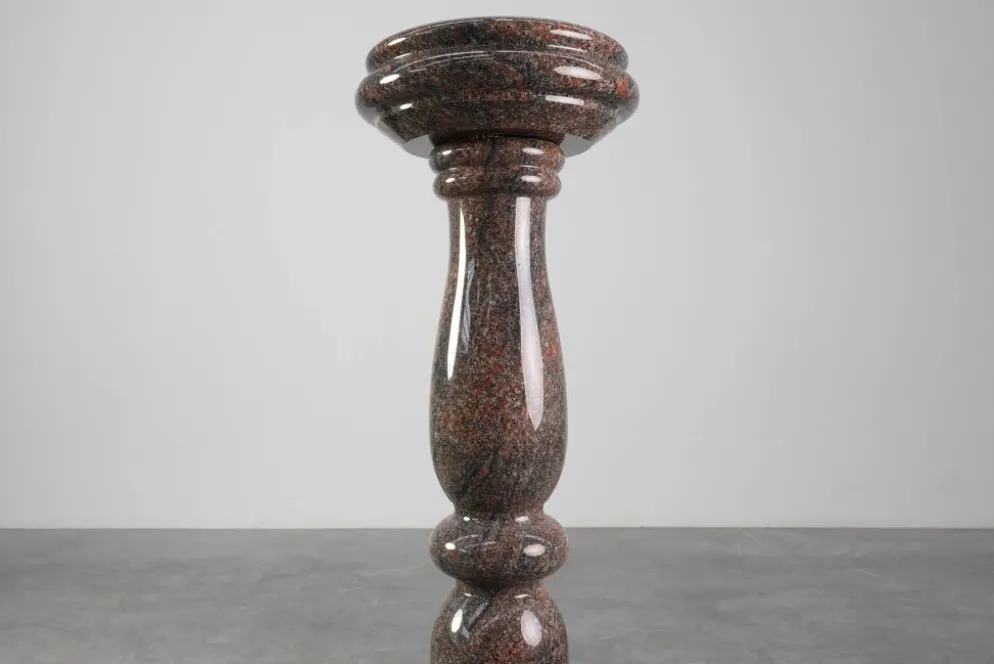 Grand piédestal en granit du milieu du siècle, Italie années 1960