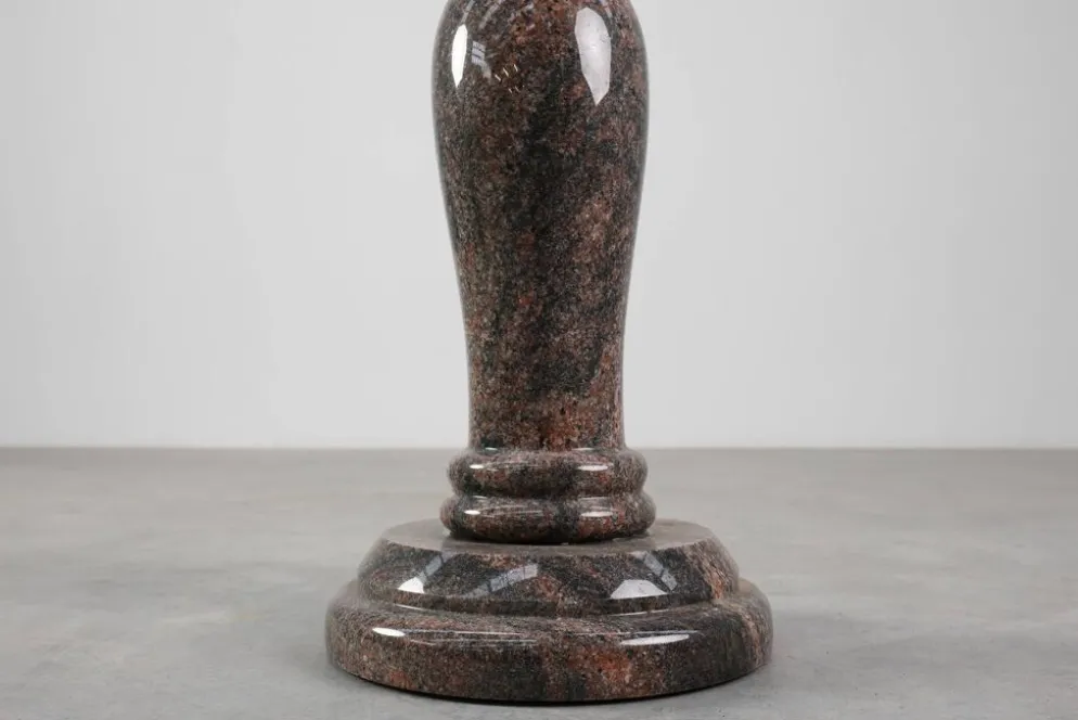 Grand piédestal en granit du milieu du siècle, Italie années 1960