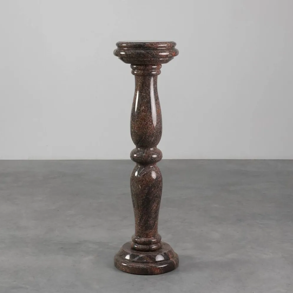 Grand piédestal en granit du milieu du siècle, Italie années 1960