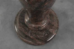 Grand piédestal en granit du milieu du siècle, Italie années 1960