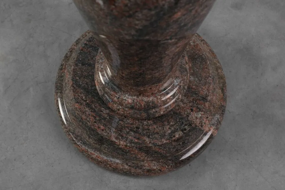 Grand piédestal en granit du milieu du siècle, Italie années 1960