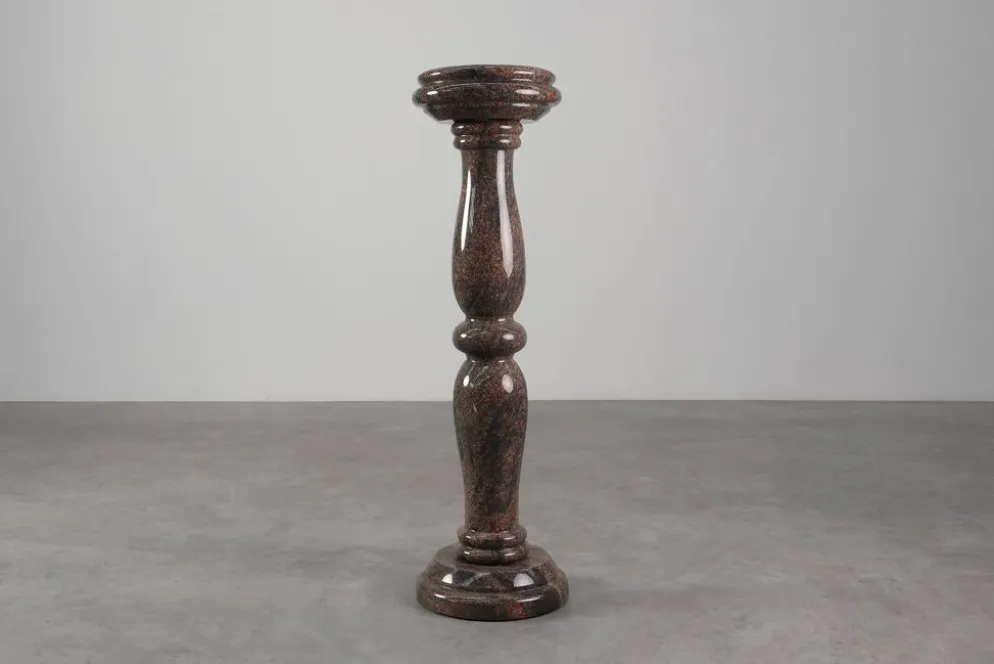 Grand piédestal en granit du milieu du siècle, Italie années 1960