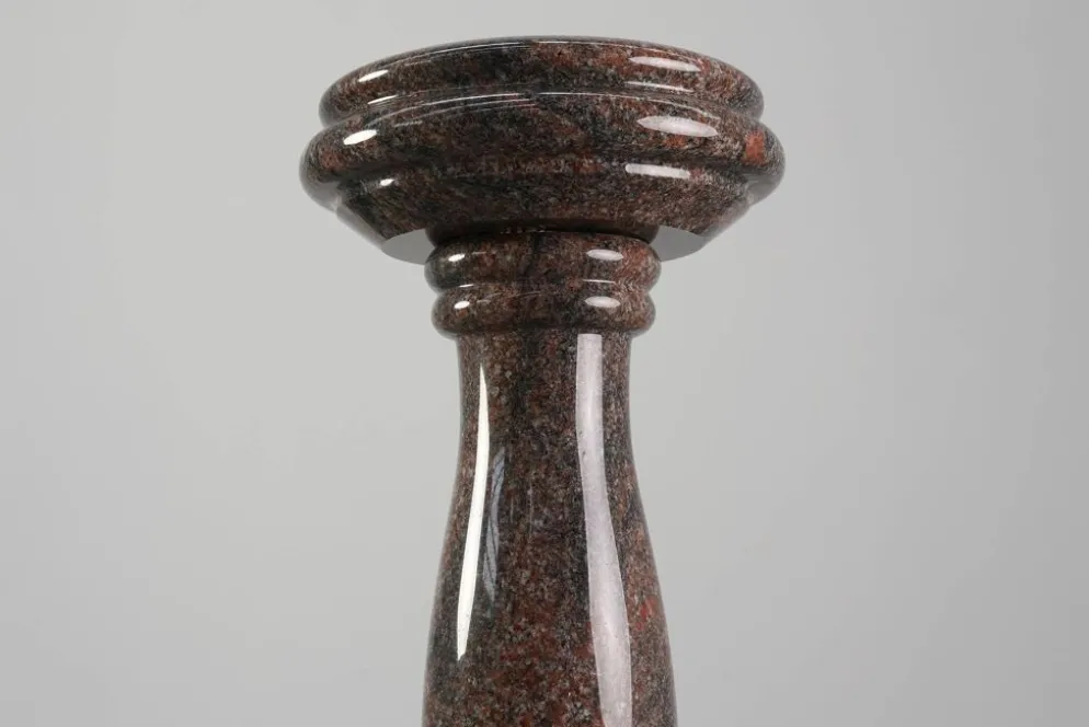 Grand piédestal en granit du milieu du siècle, Italie années 1960