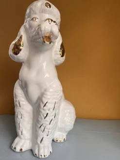 Grand poodle en céramique blanc et or des années 1980